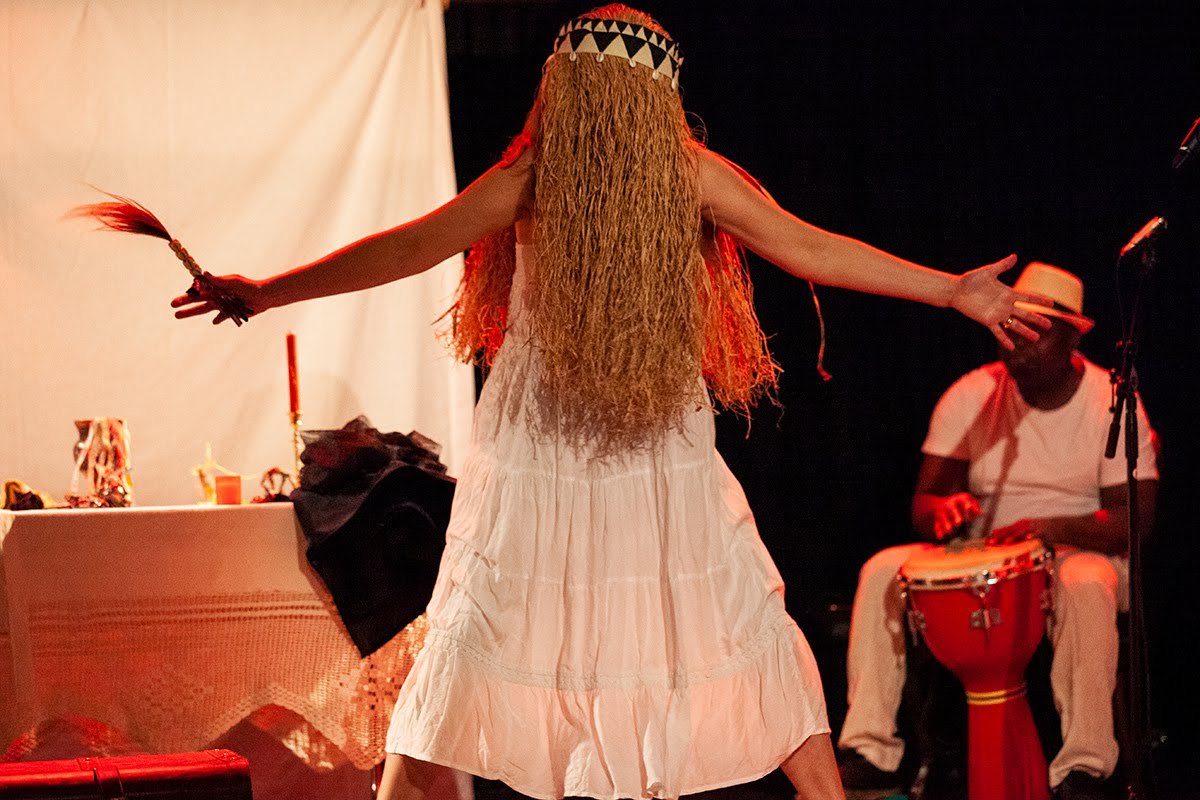 DONA FLORE A TABLE - une pièce de la compagnie Saudade. Mise en scène par Cathy Stalder. Avec Cathy Stadler, Guido Bologna, Cinzia Corda, Edo Santa. La Traverse, Genève, le 19 février 2020. ©Dorothée Thébert Filliger