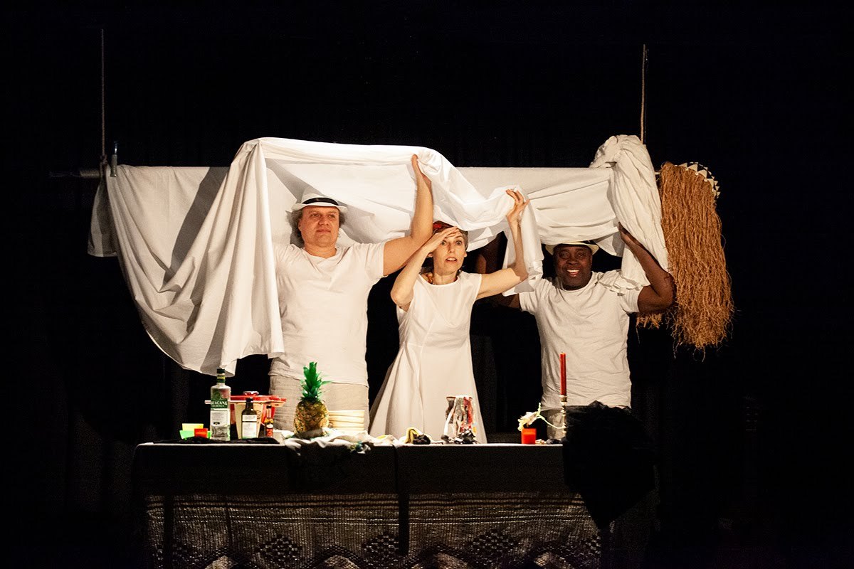DONA FLORE A TABLE - une pièce de la compagnie Saudade. Mise en scène par Cathy Stalder. Avec Cathy Stadler, Guido Bologna, Cinzia Corda, Edo Santa. La Traverse, Genève, le 19 février 2020. ©Dorothée Thébert Filliger